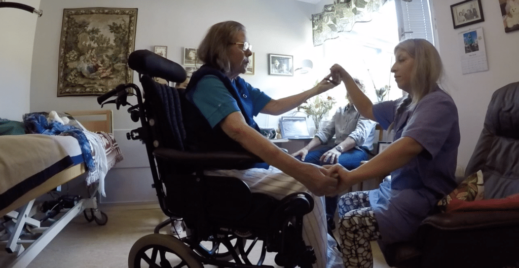 En undersköterska provar Joyvest med en demenssjuk kvinna som sitter i rullstol