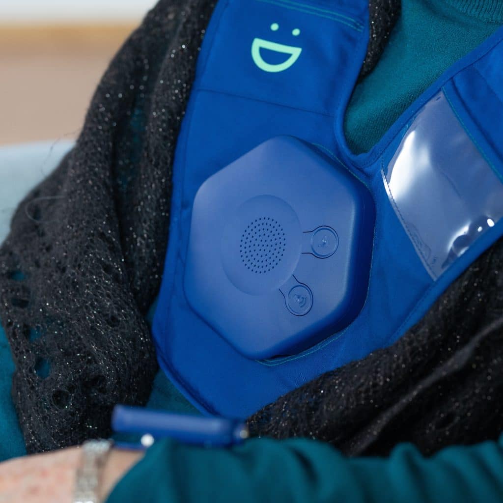 Närbild på Joyvest Pro som hänger på en kvinnas axlar