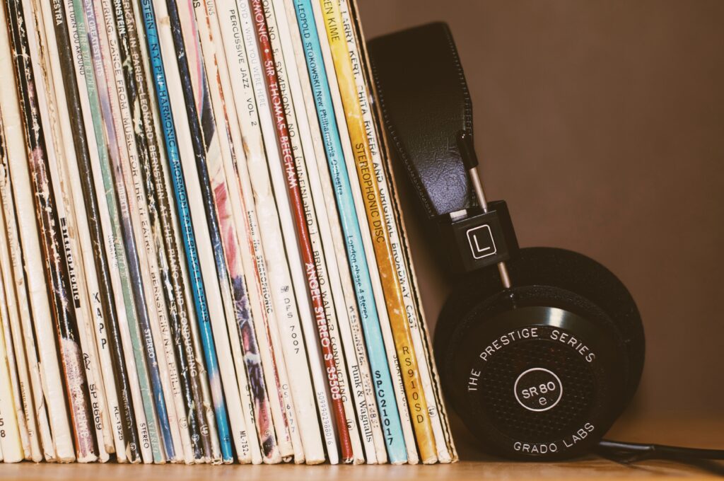 LP-skivor och ett par hörlurar